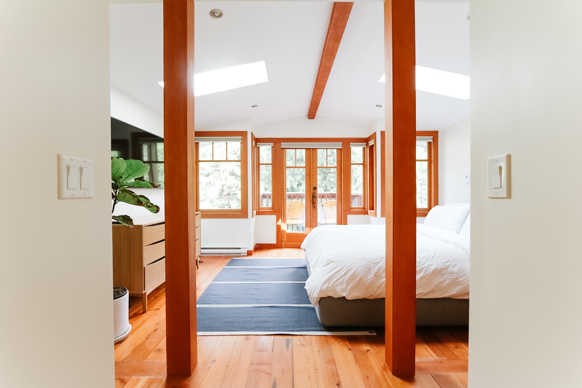 home-rentals-horseshoe-bay-west-vancouver-mander-group-bedroom-2