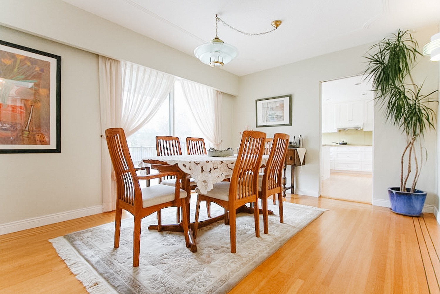 centrally-located-updated-home-rental-in-ambleside-west-vancouver-15