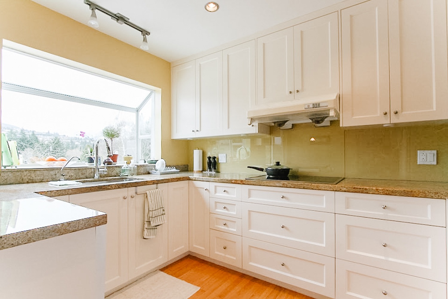 centrally-located-updated-home-rental-in-ambleside-west-vancouver-11