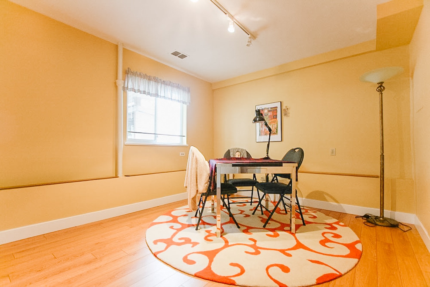 centrally-located-updated-home-rental-in-ambleside-west-vancouver-5