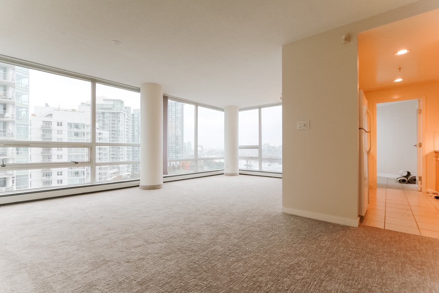 large-view-apartment-rental-in-yaletown-vancouver-35