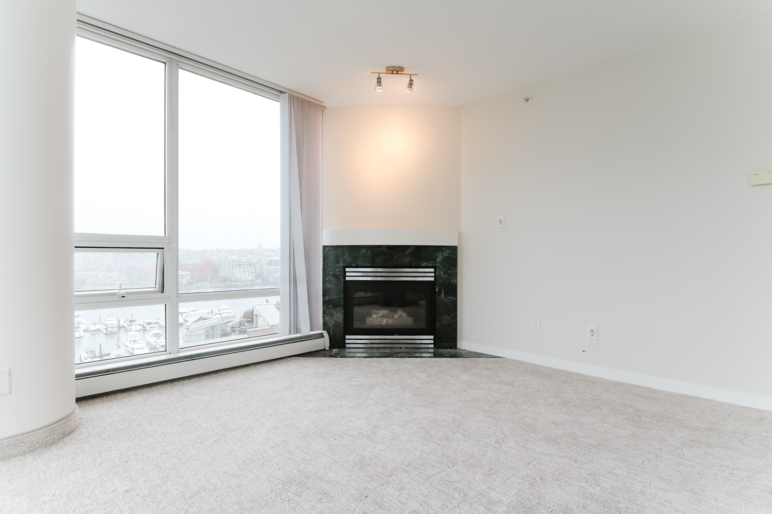large-view-apartment-rental-in-yaletown-vancouver-32