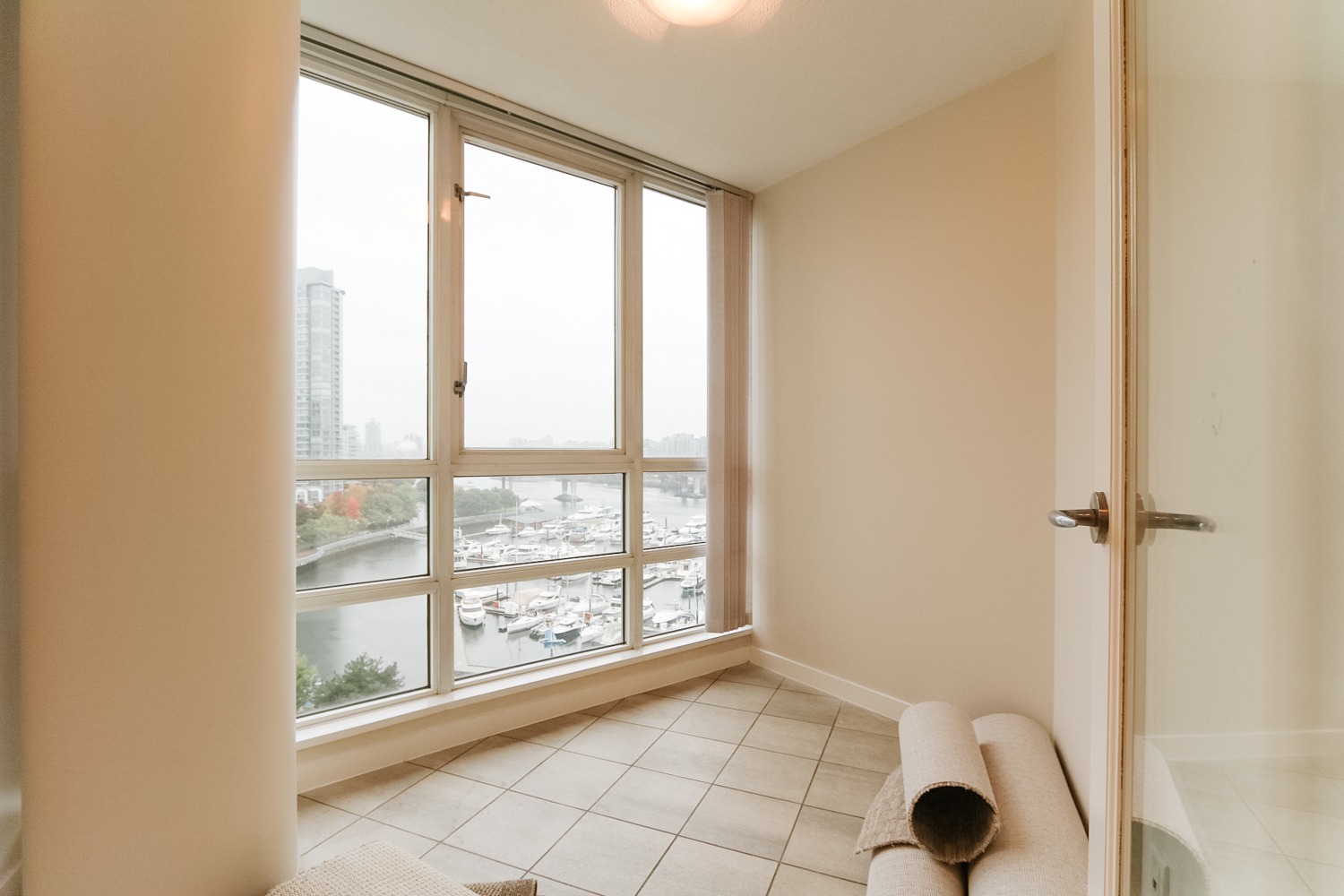large-view-apartment-rental-in-yaletown-vancouver-26