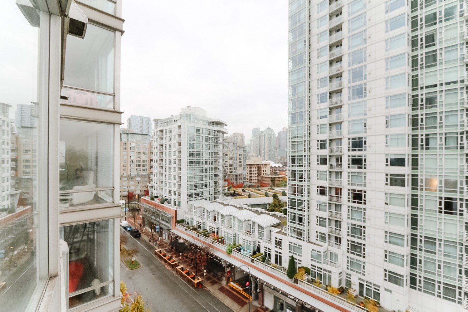large-view-apartment-rental-in-downtown-vancouver-9