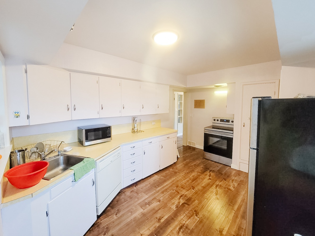 affordable-home-rental-in-ambleside-west-vancouver-3