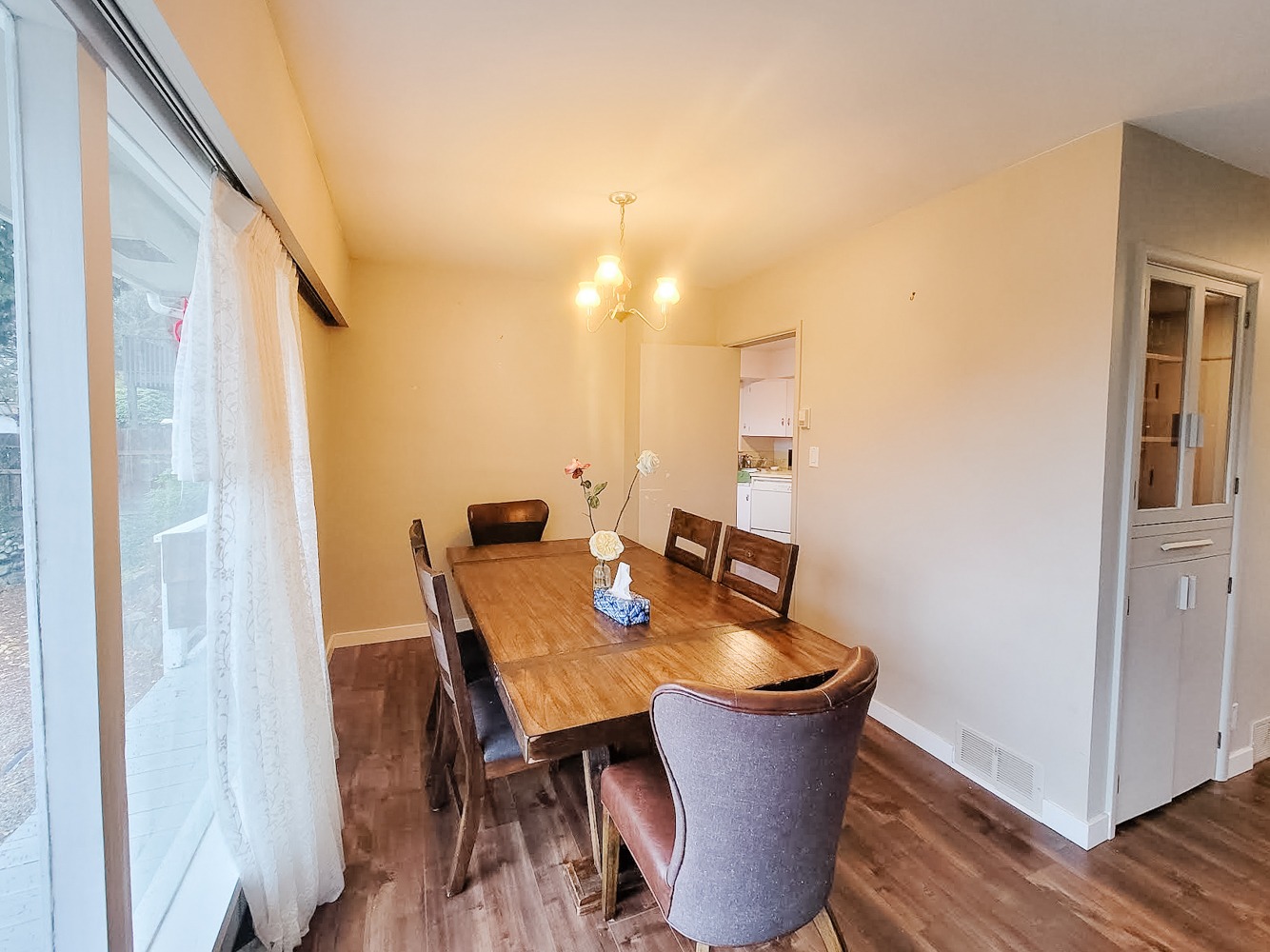 affordable-home-rental-in-ambleside-west-vancouver-6